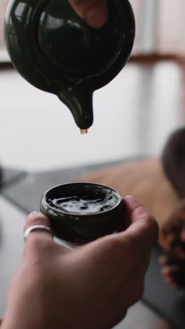 vertiendo té