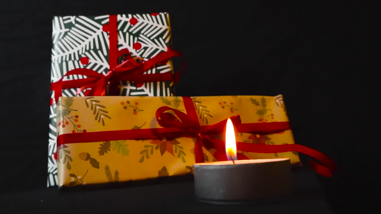 regalos de navidad y una vela