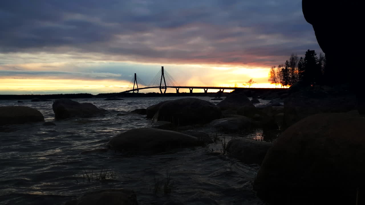 espectaculares colores del cielo durante la puesta de sol con el puente en el fondo