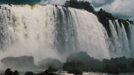 las cascadas de iguazu con niebla en paraná, brasil