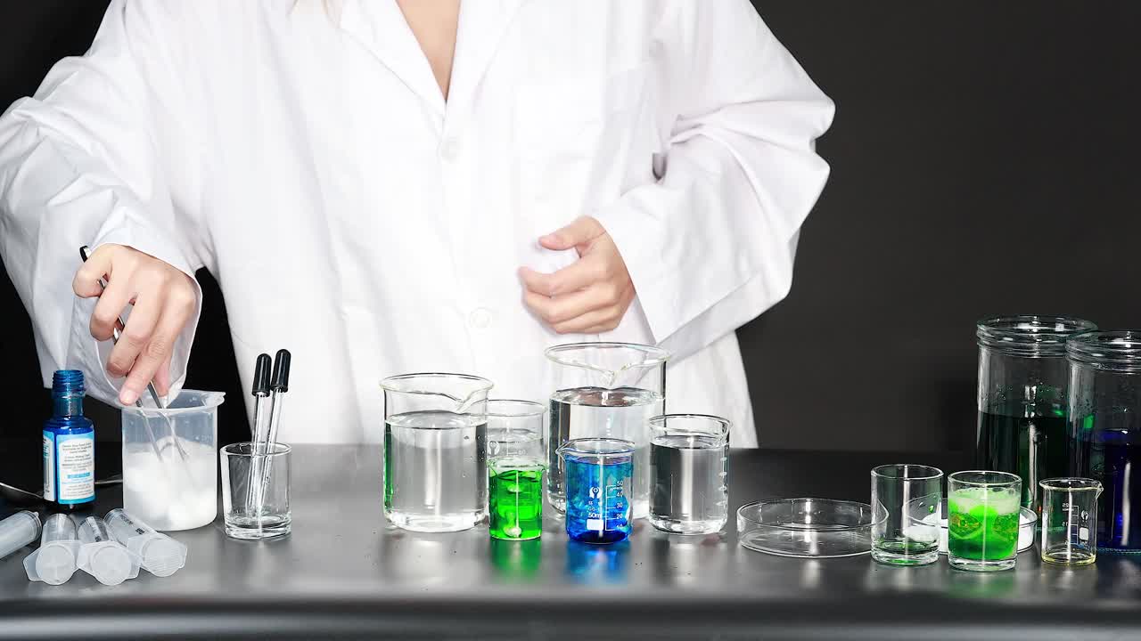 experimento científico con productos químicos y líquidos