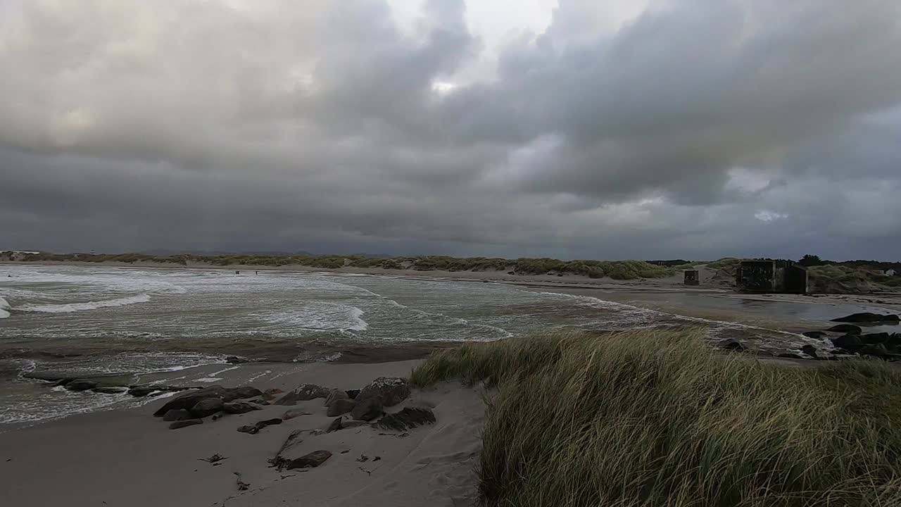 вождение автомобиля в грозовой полдень в сельской местности