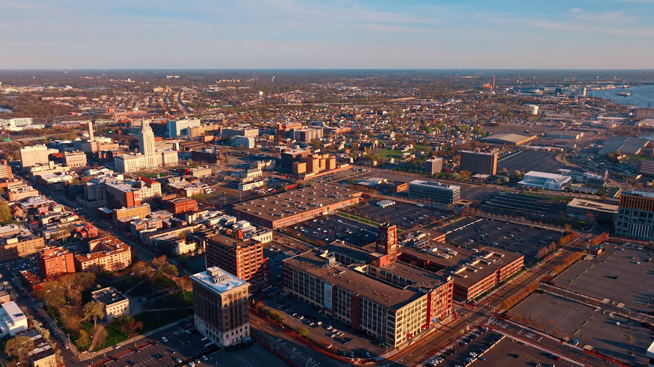 Philadelphia, USA, 24 april 2026: Philadelphias stadsdelar och hamnområde. Flygfoto över Philadelphias gator, tegelbyggnader, parkeringsplatser, vattenfronten och lågbebyggda områden.