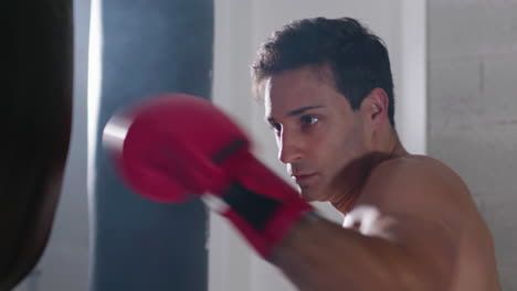 Primer-Plano-De-Un-Joven-Atractivo-Boxeando-En-El-Gimnasio.