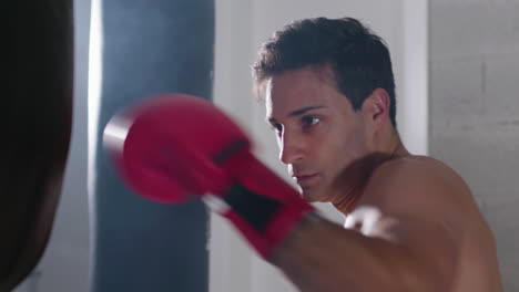 disparo en primer plano de un joven atractivo boxeando en el gimnasio