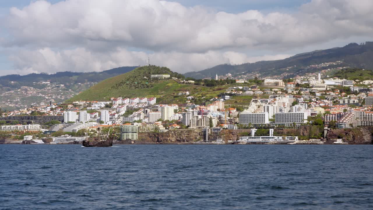 Costa dell'isola di Madeira, vista dal mare