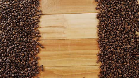 granos de café tostados dispuestos en una tabla de madera