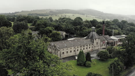 distillería de whisky aérea aberfeldy desde la calle
