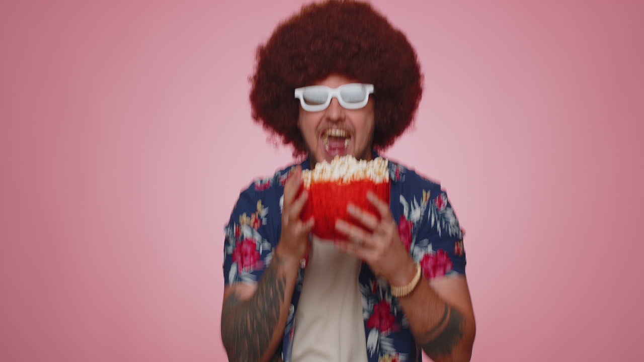 hombre con gafas 3d comiendo palomitas de maíz viendo interesantes series de televisión, juegos deportivos, películas, películas en línea