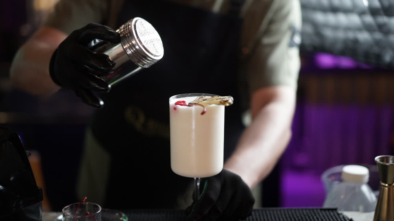 Topping per Piña colada con ciliegia, ananas e cannella in slow motion.