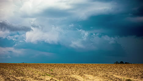 Espectacular-Lapso-De-Tiempo-En-El-Paisaje-Nublado-De-Una-Tormenta-Sobre-Campos-De-Cultivo