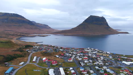 Fesselnde-Drohnenansicht-Einer-Küstengemeinde-Auf-Der-Halbinsel-Snaefellsnes-In-Westisland-Mit-Bergen-In-Der-Ferne-In-Der-Nähe-Des-Kirkjufellsfoss-Wasserfall-Highways-54-In-Reykjavik