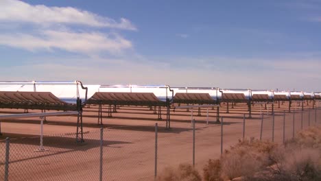 pan a través de una granja solar en el desierto genera electricidad 1