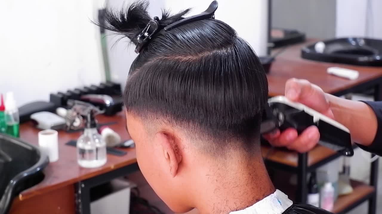 maquinilla de afeitar y peine