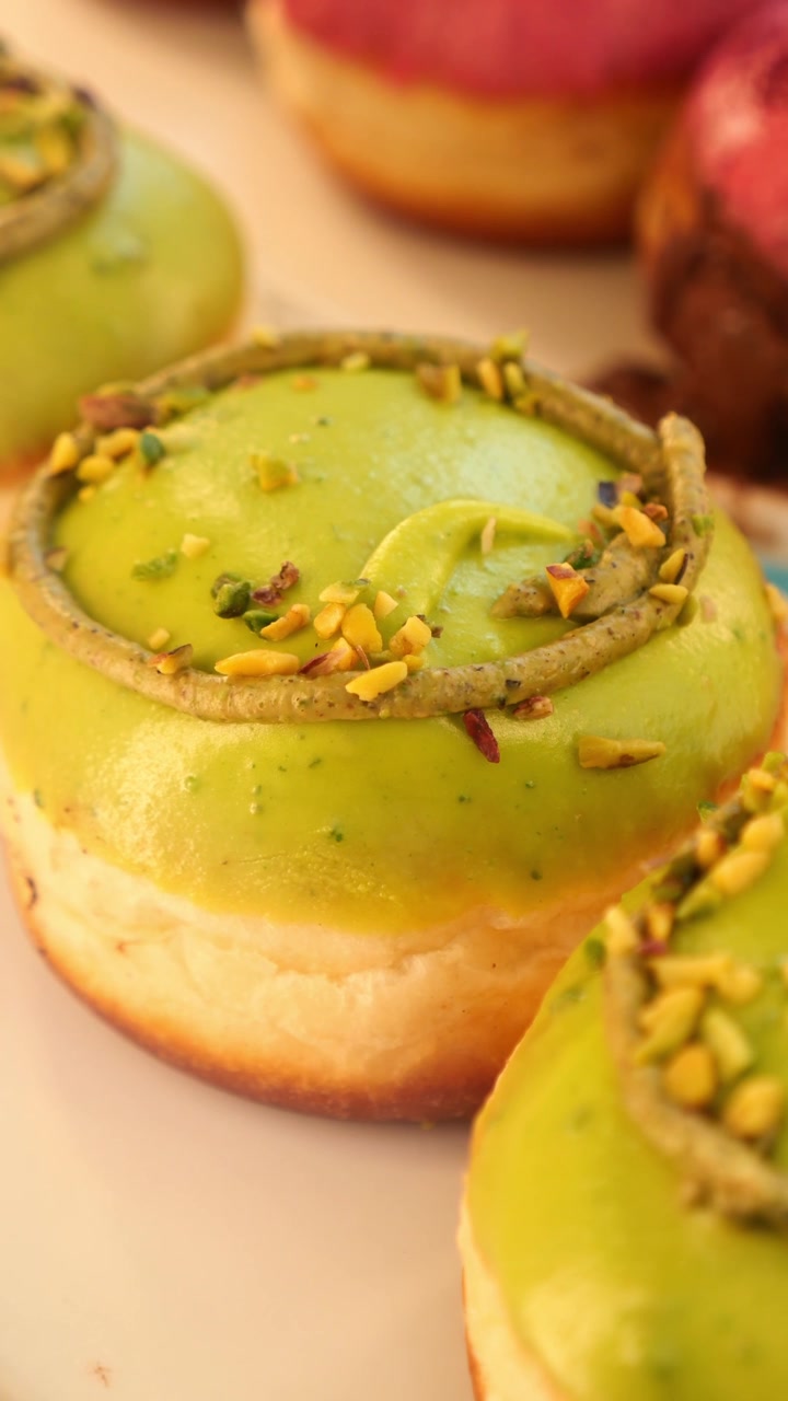 Servis Tepsisinde Gurme Fıstık Soslu Donutların Yakın Çekimi
