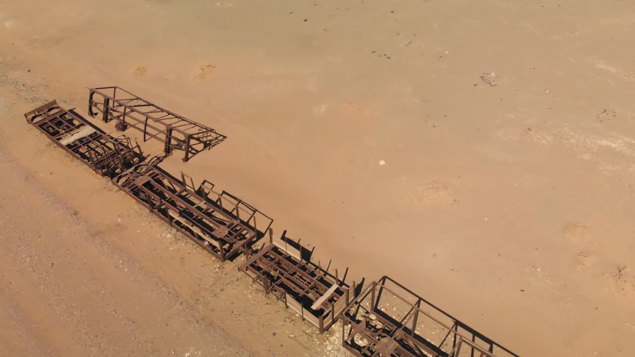 메디나 근처의 사우디 아라비아 사막에 있는 오스만 시대의 오래된 버려진 헤자즈 열차 잔해