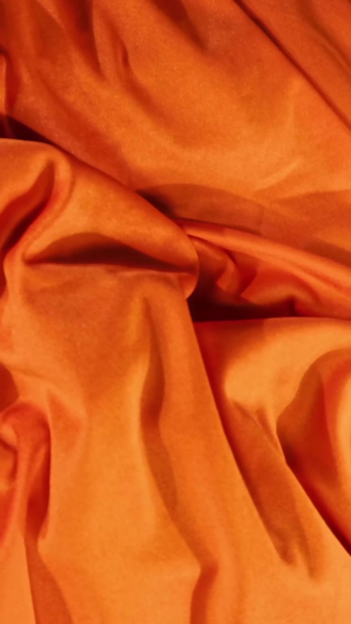 Tessuto arancione con pieghe morbide
