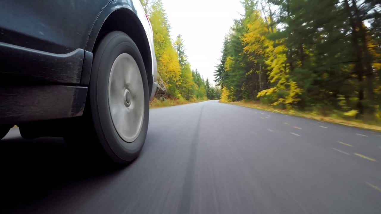 coche que se mueve en la carretera 4k
