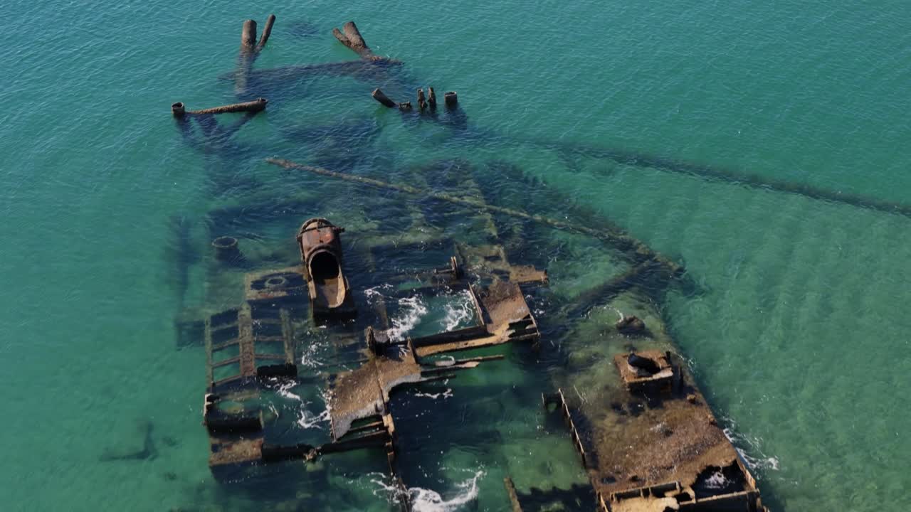 Il famoso relitto vicino alla spiaggia di Epanomi.