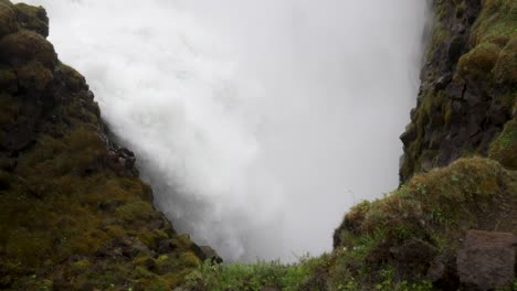 cascadas de gulfoss en islandia con video de cardán que muestra el agua que fluye de cerca en cámara lenta