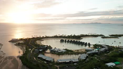 puesta de sol épica y brillante en el marriot resort en fiji, costa paradisíaca con laguna, antena