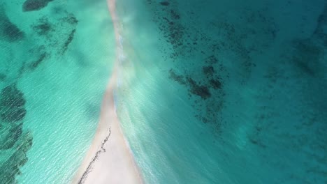 Draufsicht-Auf-Eine-Atemberaubende-Tropische-Insel-Mit-Sandbank,-Wolkenschattierungen-Ziehen-über-Das-Meerwasser