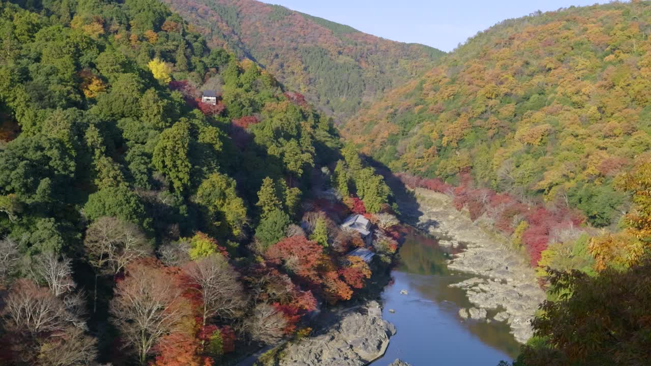 키오토 아라시야마 근처의 멋진 강 계곡을 천천히 오르고 있습니다.