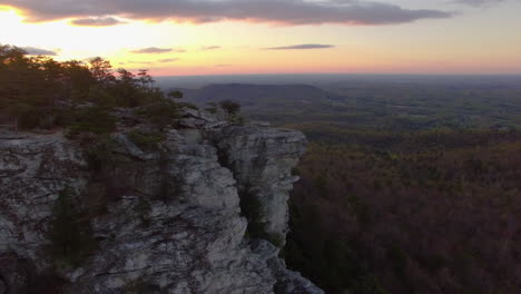 Drohnenaufnahmen-über-Hängendem-Felsen