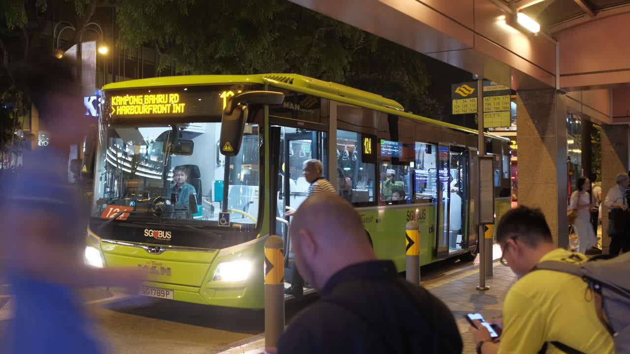 parada de autobús nocturna en el aeropuerto de singapur