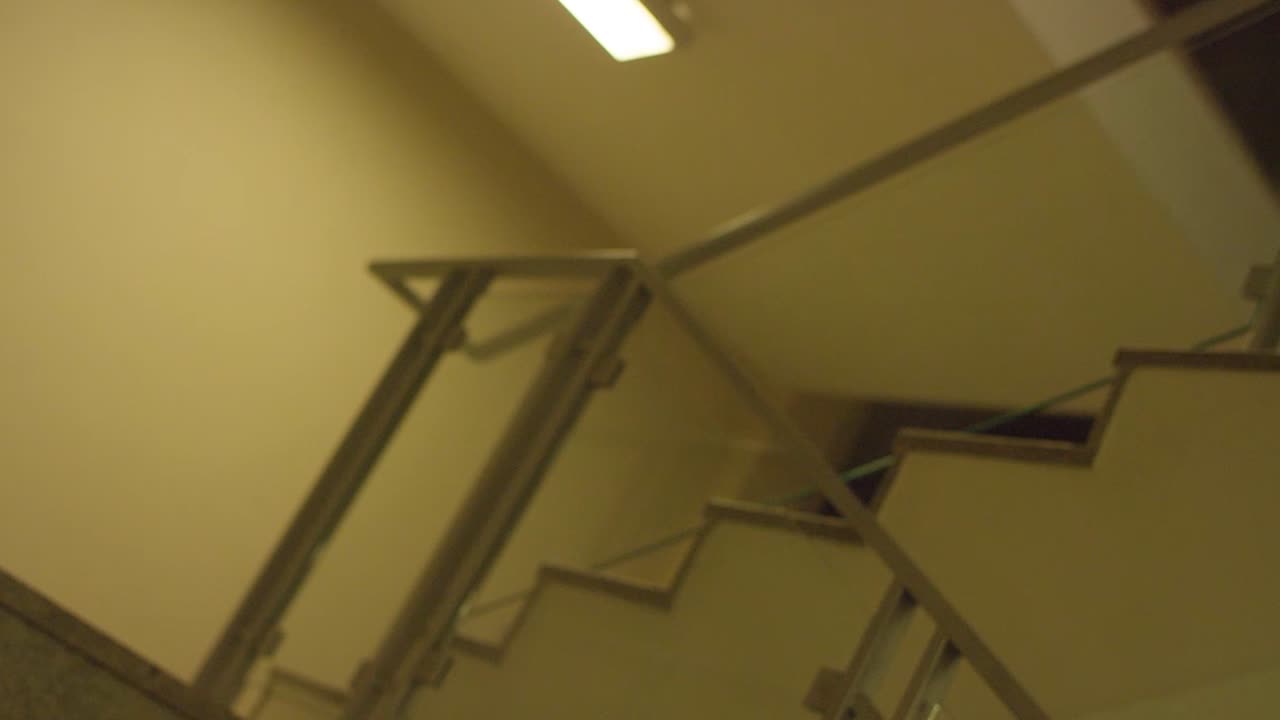 hombre corriendo por las escaleras