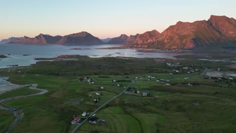 Vista-Aérea-De-La-Aldea-De-Fredvang-Durante-La-Puesta-De-Sol-En-Las-Islas-Lofoten,-Noruega---Círculos-Aéreos