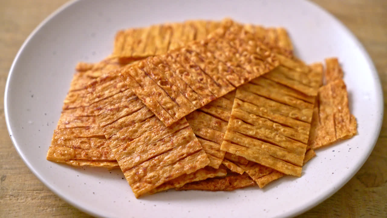 접시에 오징어 해산물 스낵