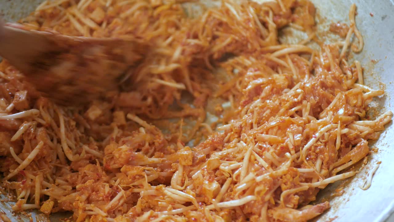 pov mentre si cucina pad thai in cucina