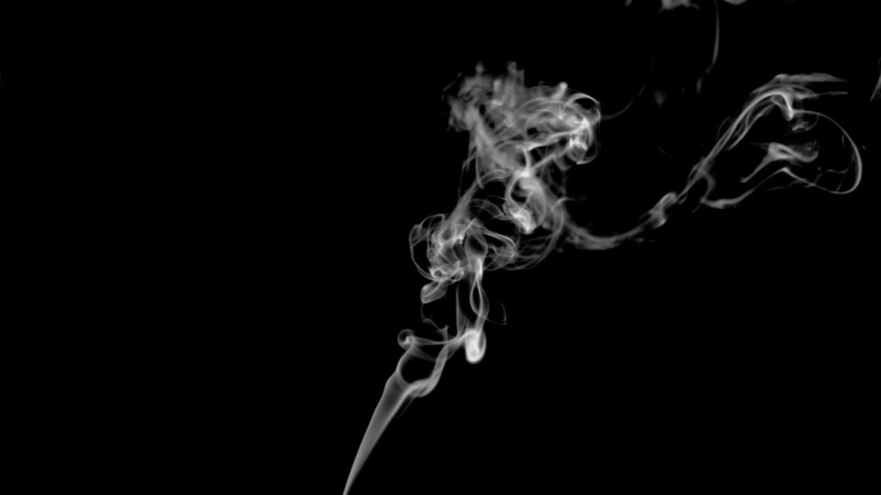 Fumo bianco di sigaretta in super slow motion
