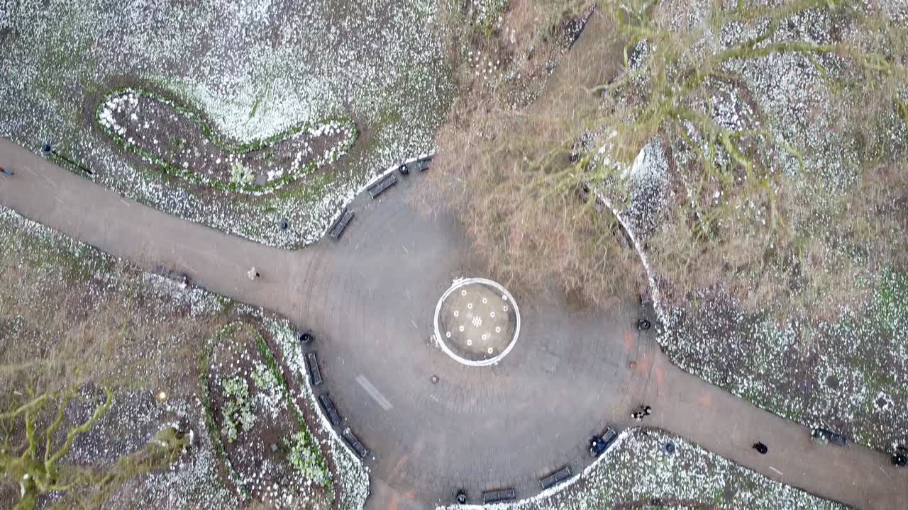 снег падает на рассел-сквер-парк