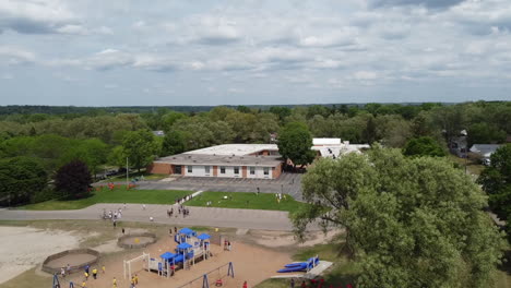 Drohnenaufnahmen-Aus-Der-Luft-Auf-Dem-Spielplatz-Der-Grundschule