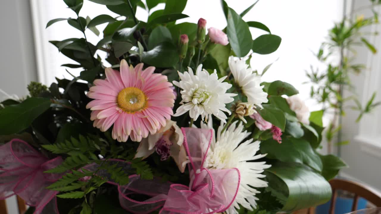 hermoso ramo de flores incluyendo ásteres de china, moviéndose de derecha a izquierda