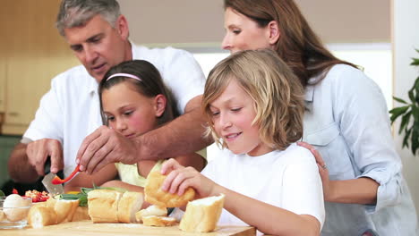 Familie-Schneidet-Sandwichbelag