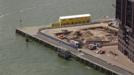 excavadora en funcionamiento en un sitio de construcción en el muelle de la ciudad de rotterdam