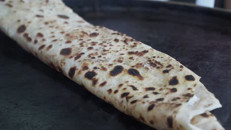 el gozleme turco está siendo cocinado
