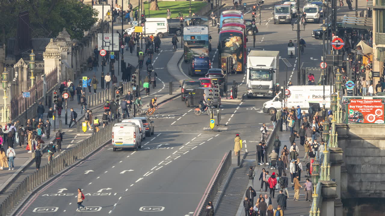 런던의 웨스트민스터 브릿지를 가로지르는 사람들