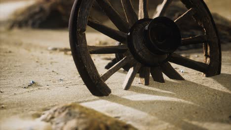 une grande roue en bois dans le sable