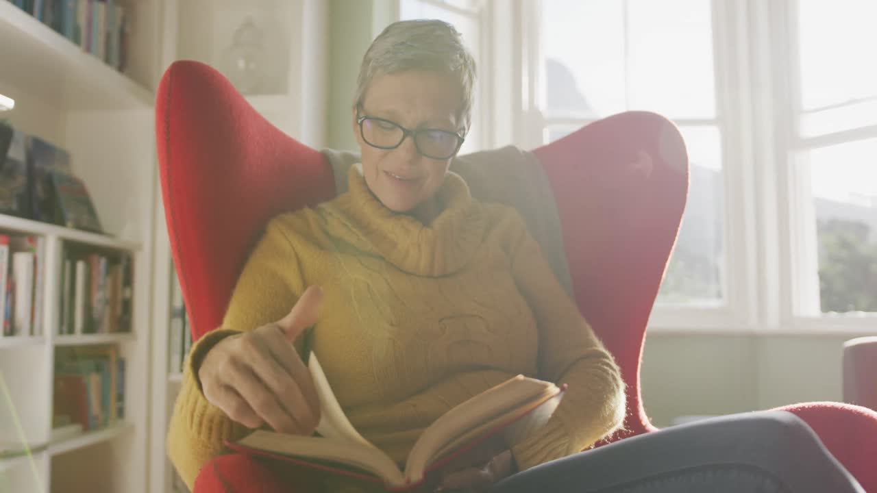 Femme âgée seule à la maison