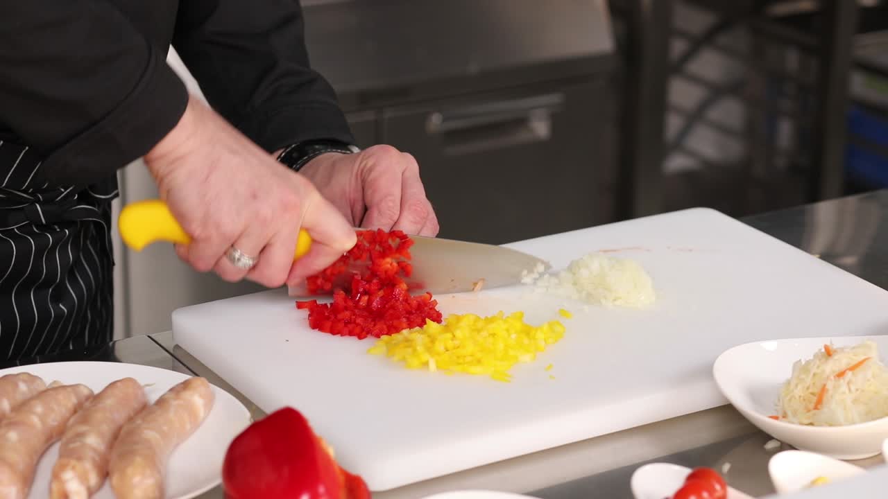chef cortando verduras para un plato