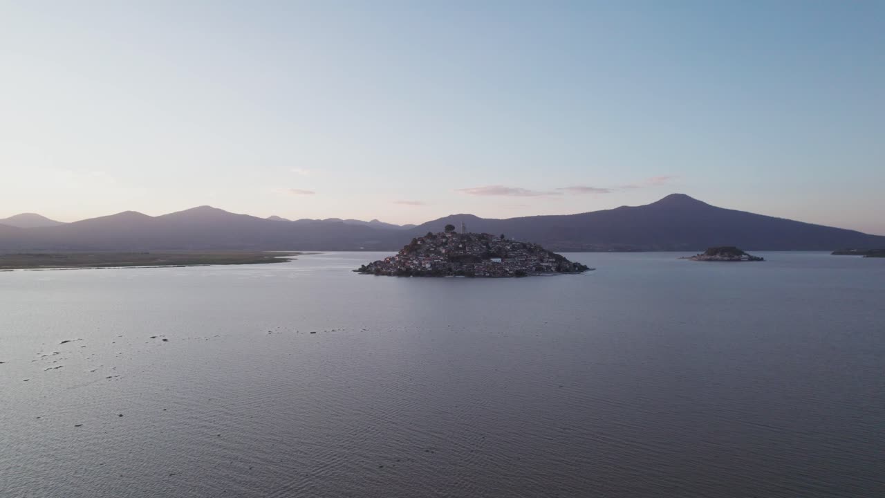 janitzio 섬 궤도의 항공 샷