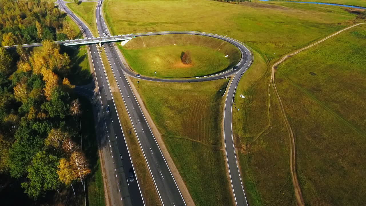 aviones no tripulados ver el tráfico de coches en la autopista. cruce de carreteras. círculo de carreteras