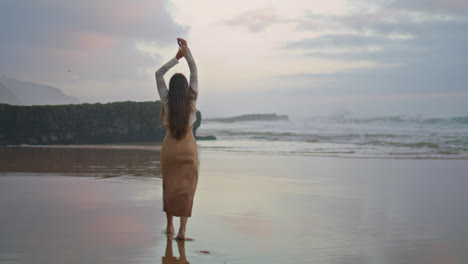 una chica despreocupada corriendo por la playa. una mujer feliz divirtiéndose en el océano vertical.