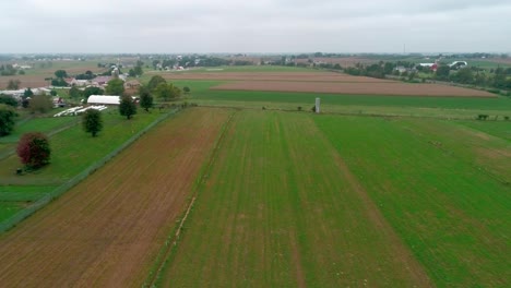 Drone-Ariel-Vista-De-Las-Tierras-Agrícolas-Amish-Y-La-Reunión-Del-Domingo-Amish