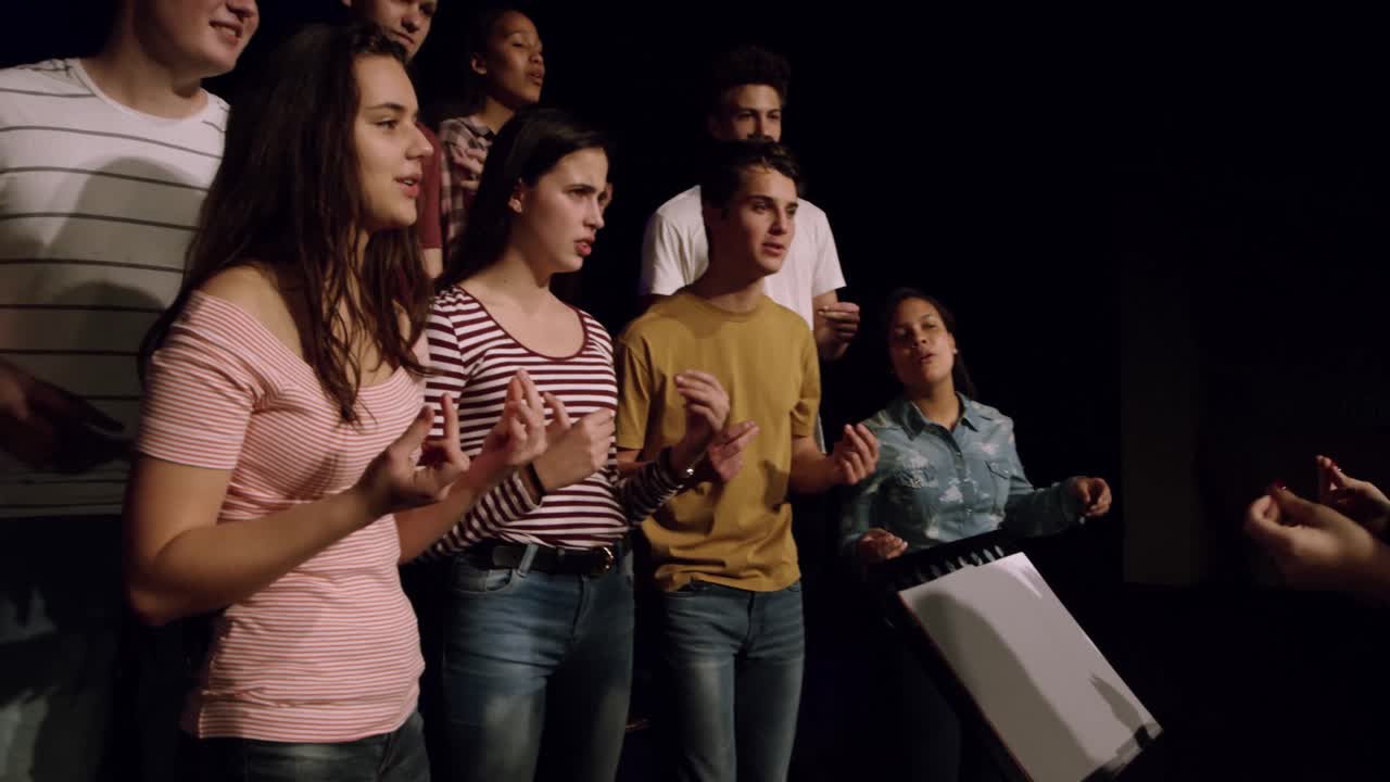 adolescentes ensayando en un teatro