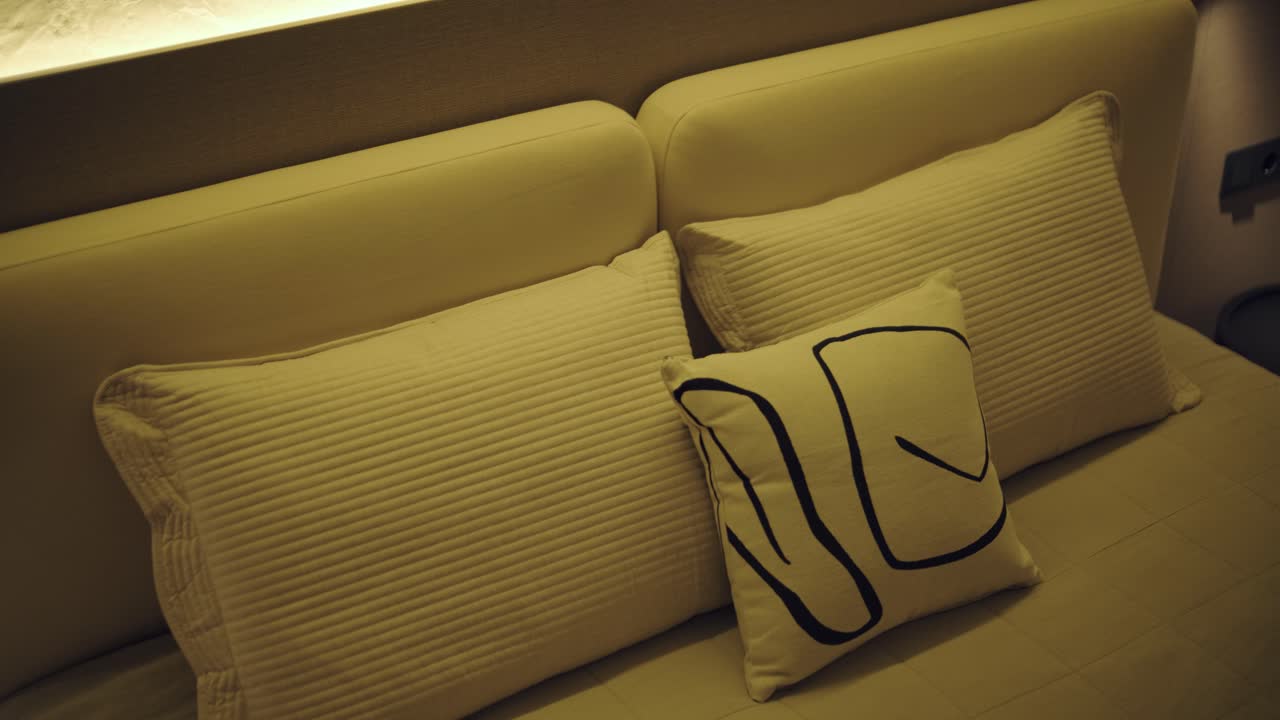 interior de hogar minimalista elegante y elegante con líneas limpias, colores neutrales e iluminación ambiental cálida, creando un ambiente acogedor y moderno.